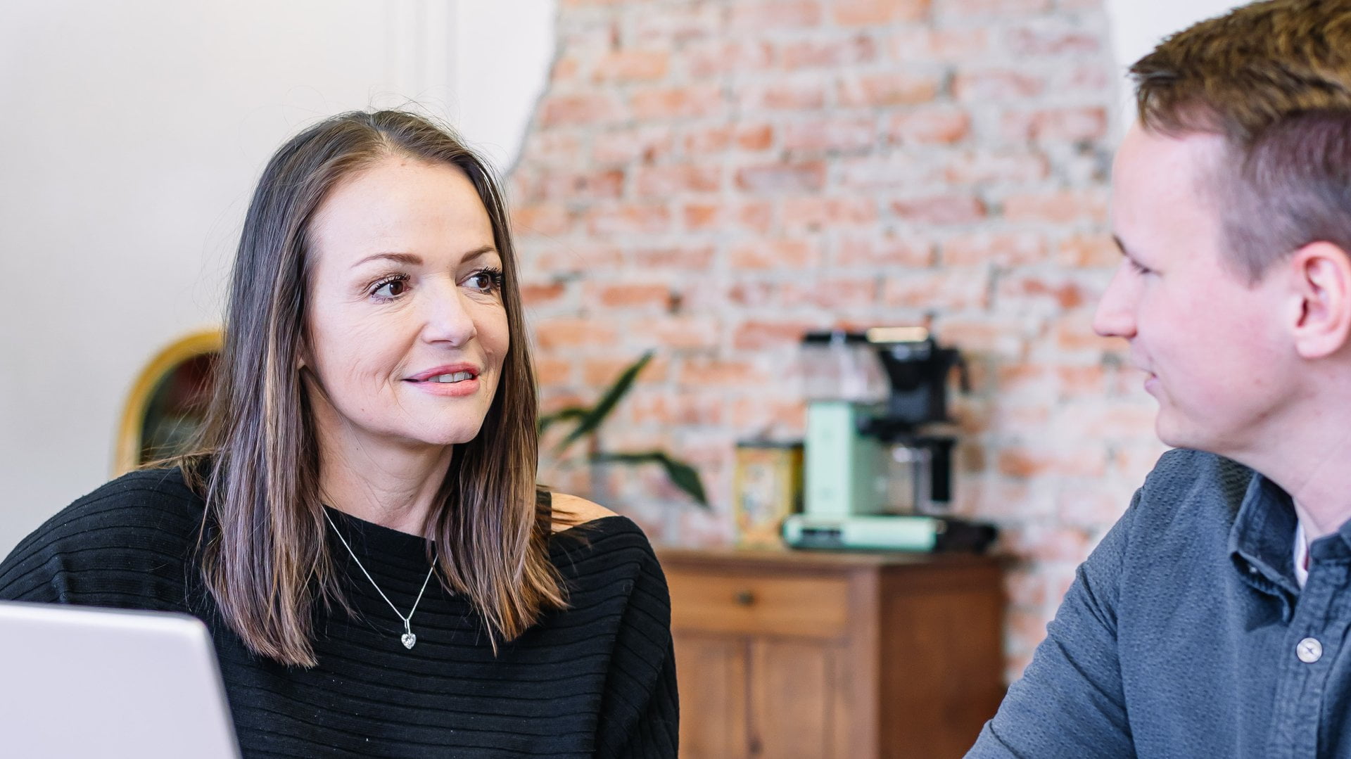 Tom en Liza in gesprek