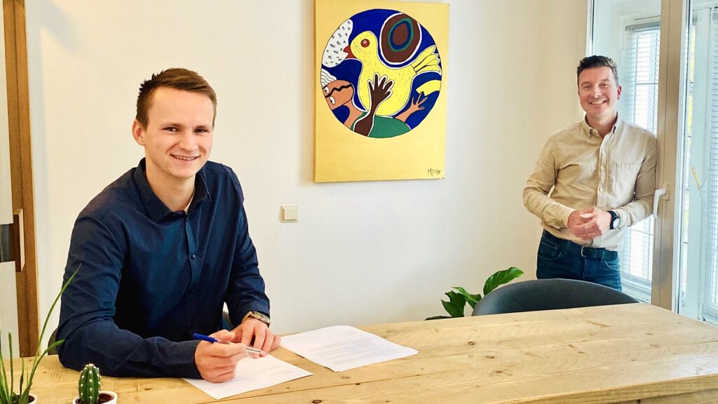 Tom ondertekend contract bij Farrow + Dutch